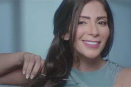 شاهدي : منى زكي تقص شعرها دعما لمريضات السرطان شاهدي : منى زكي تقص شعرها دعما لمريضات السرطان