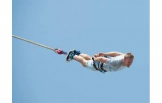 بريطاني يدخل "غينيس" بـ 151 قفزة في يوم