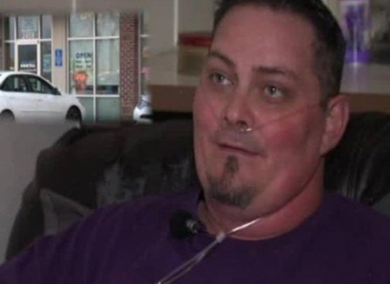 قصد الطبيب لسبب بسيط.. فاستفاق ليجد فمه فارغا من الأسنان!