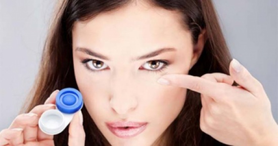 حذار أن تسبح مرتدياً عدساتك اللاصقة!! حذار أن تسبح مرتدياً عدساتك اللاصقة!!