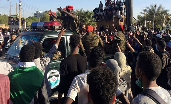 القوات المسلحة السودانية توقف أحد أفرادها بتهمة قتل امرأة حامل القوات المسلحة السودانية توقف أحد أفرادها بتهمة قتل امرأة حامل