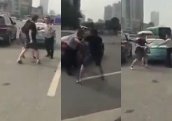 شاهد: ماذا فعلت فتاة وصديقها مع سائق تاكسي تحرش بها