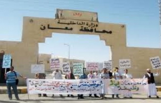 احتجاجات خلال تشييع جثامين 3 أشقاء قتلوا في معان احتجاجات خلال تشييع جثامين 3 أشقاء قتلوا في معان