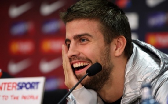 بيكيه يهين المدريديين خلال احتفاله بكأس السوبر الأوروبي بيكيه يهين المدريديين خلال احتفاله بكأس السوبر الأوروبي