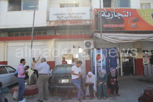 بالصور ... موظفون في سلطة مياه الرمثا يضربون عن العمل