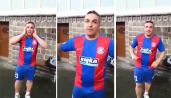 شاهد.. لاعب تركي يؤدي الأذان بصوت شجي