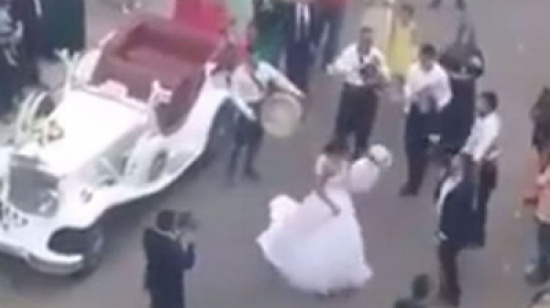 شاهد..  عريس لبناني يترك زفته ليتشاجر مع سائق