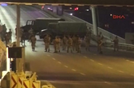 الجيش التركي يعلق الدستور.. ويعلن الاحكام العرفية