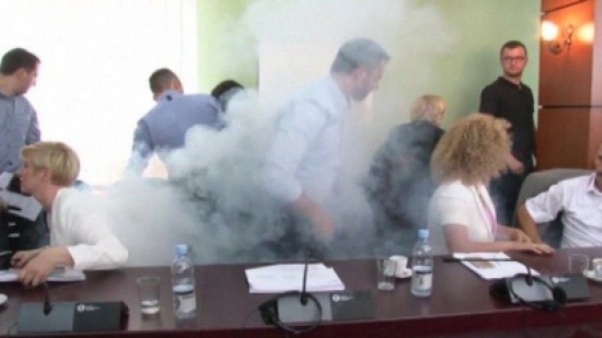 فيديو: نائب يطلق المسيل للدموع في البرلمان