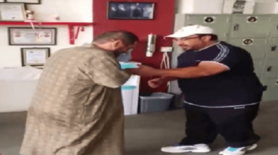 شاهد.. رد فعل مقعد استطاع الوقوف والمشي بعد سنوات