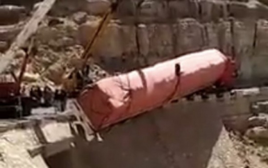 ‏فيديو: رافعتين حاولتا إنقاذ شاحنة من السقوط في الهاوية فسقطتا معها