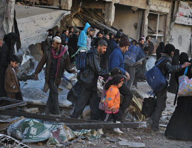 استئناف عملية إجلاء المدنيين وادخال المساعدات إلى حمص القديمة