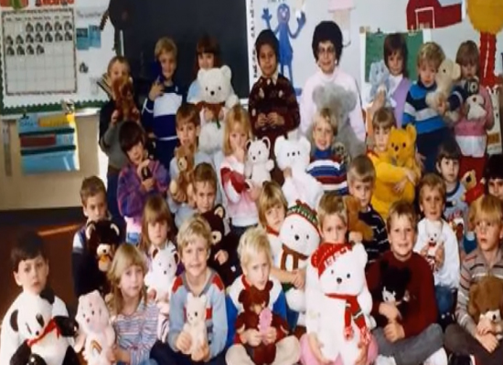 فيديو - لن تصدّقوا ماذا كشفت هذه المعلّمة في صورة تلاميذها في الروضة