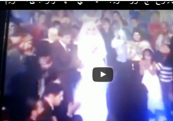 شاهد.. عريس ينزع تاج عروسه ويلبسه لأمه وسط بكاء المعازيم