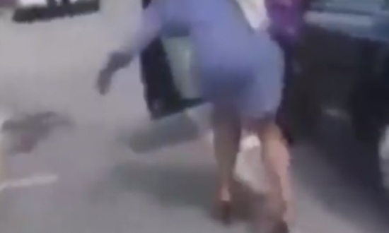 فيديو| حذاء بكعب عالٍ يضع امرأة في موقف محرج!