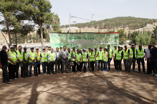 الملكية الأردنية تنظم يوماً بيئياً لتنظيف المناطق المحاذية لطريق المطار