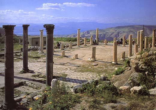 قموه يفتتح مهرجان ام قيس السياحي