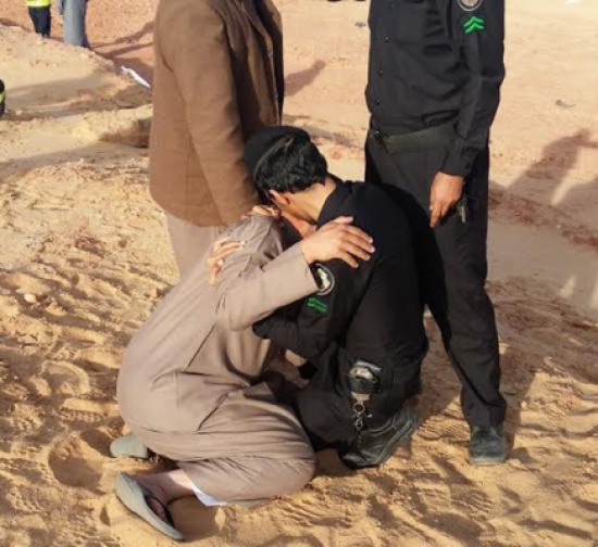 صورة لرجل أمن يواسي مواطناً فقد عائلته تثير تعاطف المغردين صورة لرجل أمن يواسي مواطناً فقد عائلته تثير تعاطف المغردين