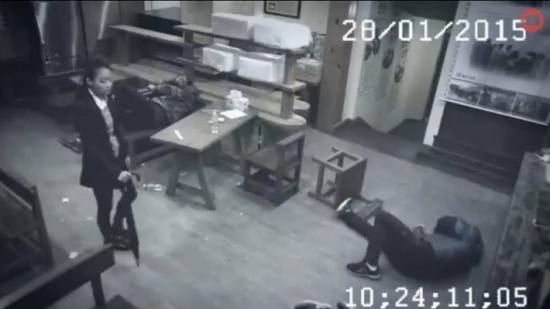 شاهد.. فتاة تلقن 3 شبان درسا قاسيا في ثوانٍ معدودات