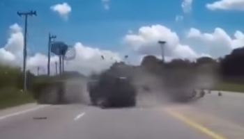 شاهد.. كيف نجى سائق سيارة من تصادم مباشر مع شاحنة