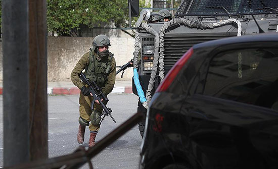 الجيش الإسرائيلي يحاصر منزل مطارد فلسطيني شمالي الضفة الجيش الإسرائيلي يحاصر منزل مطارد فلسطيني شمالي الضفة