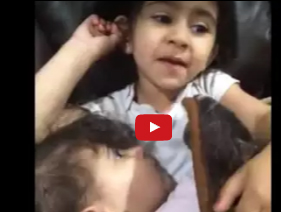 شاهد.. طفلة تغني لشقيقتها الصغيرة !
