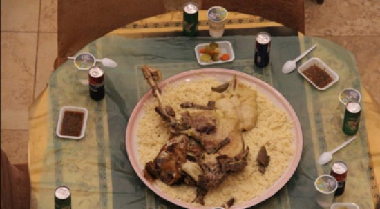 عريس يسرق ليعد وليمة في حفل زفافه