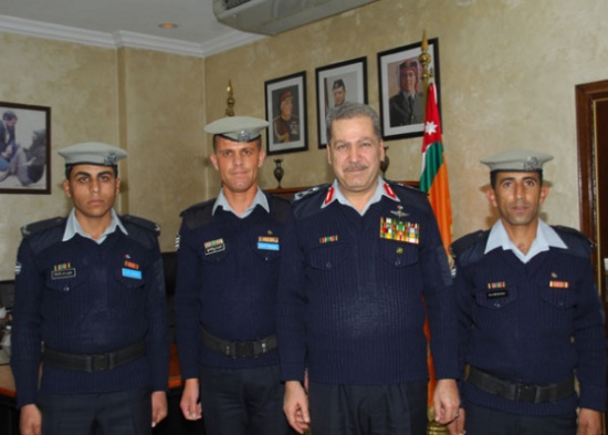 الفريق الركن طلال الكوفحي المدير العام للدفاع المدني يكرم عدداً من مرتبات دفاع مدني جرش الفريق الركن طلال الكوفحي المدير العام للدفاع المدني يكرم عدداً من مرتبات دفاع مدني جرش