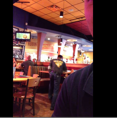 اسرع عامل ينظف (الطاولات) في المطعم