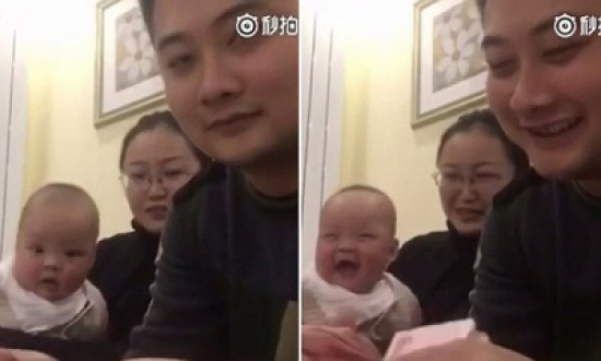 شاهد " رد فعل  "رضيع يشاهد والده وهو يعد النقود