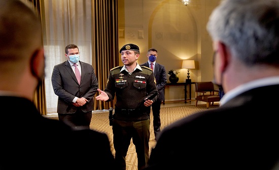 ولي العهد يلتقي خريجي الفوج الأول من أكاديمية "جاكوار لاند روفر" للتلمذة المهنية