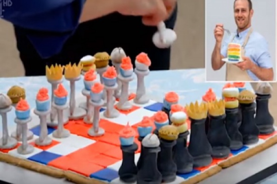 بالفيديو: طباخ يصمم رقعة شطرنج كاملة من البسكويت
