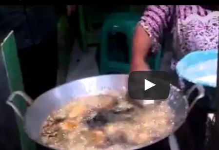 بالفيديو.. امرأة تغمس يديها العاريتين في الزيت المغلي لتقليب الطعام