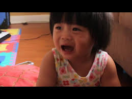 كلمات سحرية من أب لطفلته حتى تتوقف عن البكاء