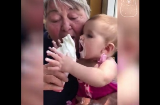 فيديو: 30 مليون مشاهدة لطفلة تتناول الآيس كريم