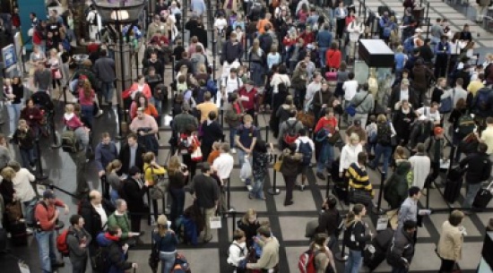 الأخصائيون النفسيون يحاولون تهدئة المسافرين !