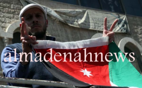 بالصور .. العشرات في عمان ينتقدون الحكومة والنواب بالصور .. العشرات في عمان ينتقدون الحكومة والنواب