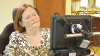 امرأة مشلولة تؤلف كتاباً بعينيها