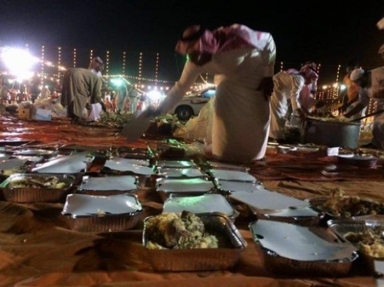صور: بعد انتشار مقاطع التبذير.. شباب يتطوعون لجمع الفائض من طعام الولائم صور: بعد انتشار مقاطع التبذير.. شباب يتطوعون لجمع الفائض من طعام الولائم