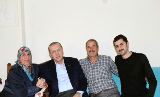 أردوغان لربة منزل تركية: لماذا اكتفيتم بإنجاب ولدين فقط.. الله هو الرازق أردوغان لربة منزل تركية: لماذا اكتفيتم بإنجاب ولدين فقط.. الله هو الرازق