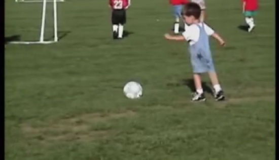 فيديو: لاعب ينافس ميسي ورونالدو بقدم واحدة