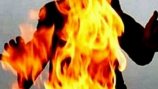 أربعيني يحرق نفسه في الزرقاء