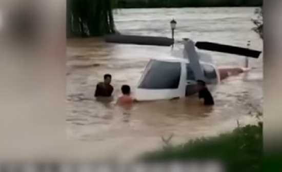 بالفيديو : إخراج طائرة وقعت في الماء في الصين بالفيديو : إخراج طائرة وقعت في الماء في الصين
