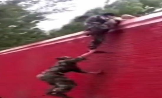 بالفيديو: رجال يتسلقون سورا مرتفعا في ثوان بخدعة ومهارة