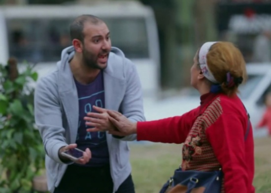 شاهدوا ردود فعل المصريين تجاه رجل يعتدي على أم وطفلها في الشارع شاهدوا ردود فعل المصريين تجاه رجل يعتدي على أم وطفلها في الشارع