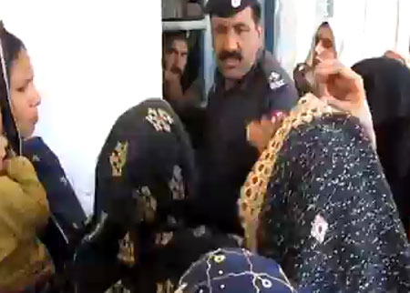 باكستانية تصفع الشرطي والشرطي يرد