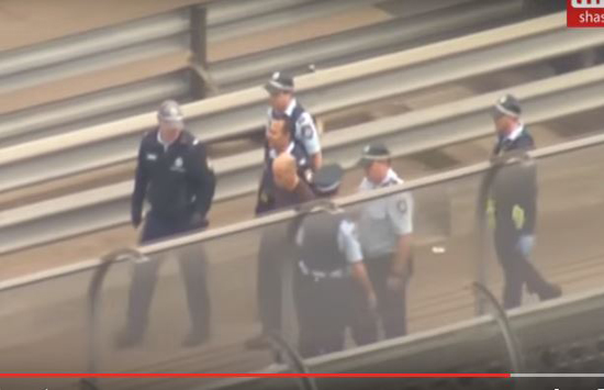 بالفيديو|  حاول تسلق جسر هاربور الشهير... وتم أعتقاله !