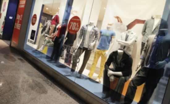 الحكومة: قرار رفع أسعار الملابس يعود الى 2010