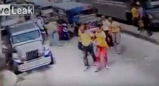 شاهد.. لحظة هروب سجين بسهولة