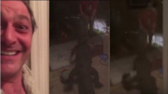 شاهد: استيقظ ليجد تماسحاً ضخماً يطرق بابه